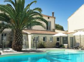 Hôtel Le Square, pet-friendly hotel in Saint-Pierre-dʼOléron