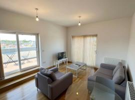 Modern 2 bed flat with balcony, apartament din Southend-on-Sea