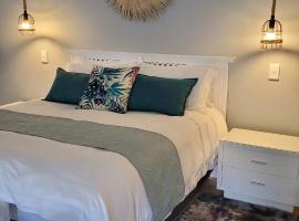 Pelican Cottage - 800m from Beach & Yacht School, cheap hotel in Hout Bay