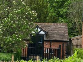 Robin's Nest - a self contained detached annex with sky sports & movies，Newborough的Villa