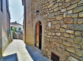 Holiday home in Valleriana with private terrace, holiday rental in Aramo