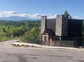 The Log Castle~Stunning Mountain Views~Hot Tub