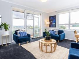 Mosman Views, 2bed, Parking, 15min Walk to Beach: Sidney'de bir kiralık sahil evi
