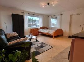 Quiet and comfy with swimming pool, apartamento em Onsala