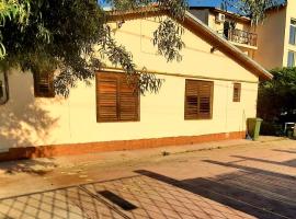 Yellow House Mamaia Nord, hotel in Mamaia Nord