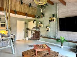 Jungle style lodge with jacuzzi ,sauna and garden near Amsterdam, apartemen di Vijfhuizen