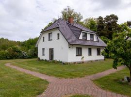 Urlaubs-Appartement am Dorfrand, hotel with parking in Wieck