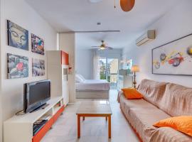 HomeForGuest Bright studio in La Carihuela near the beach, apartamento em Torremolinos