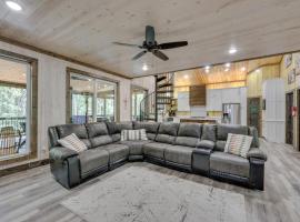 Family-Friendly Broken Bow Home with Deck and Grill!, alquiler vacacional en Broken Bow