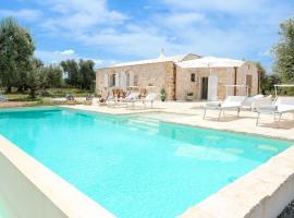 Trullo Delori with infinity Pool, hotel v destinaci Villa Castelli