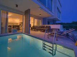 VILLA SOLIS LACUS modern Apartment - private heated pool - Air Conditioning -Smart TV - Free parking