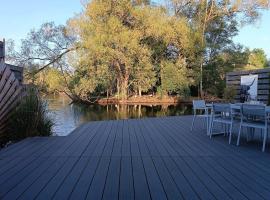 Time 2 Relax chalet aan het water, hotel i Geel