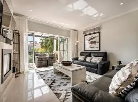 5 star Luxury Palmview apartment with large terrace and communal pool