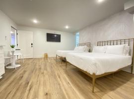 Tropical Springs Studio Apartment Two Queen Beds, apartmen di Galveston