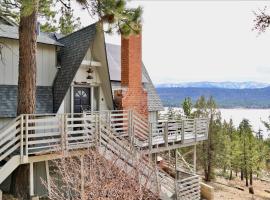 Best View - Spacious home with hot tub, game room, and 180 degree panoramic view of Big Bear Lake!, holiday home in Fawnskin
