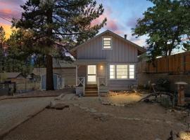 Big Bear Bungalow - Modern aesthetics meet mountain charm in this newly remodeled two-story home，位于大熊湖的酒店