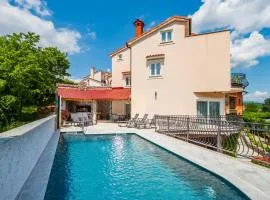 4 Bedroom Cozy Home In Matulji