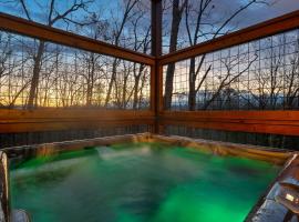 Smoky Adventure Cabin - Hot Tub - 15 Min to Gatlinburg, Hotel in Sevierville