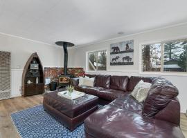 Boulder Bay Bungalow - Updated mountain retreat with hot tub, game table, and sauna!, bungalow i Big Bear Lake