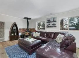 Boulder Bay Bungalow - Updated mountain retreat with hot tub, game table, and sauna!