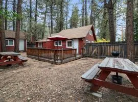 Nicole's Happy Place - Rustic and cozy cabin with a wood burning fireplace!