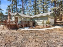 Snowridge - Charming classic cabin with a wood burning fireplace and WiFI!, hotel em Big Bear City