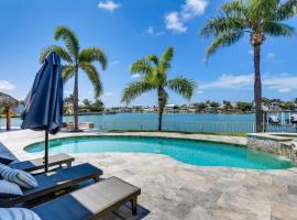 Luxury St Petersburg Home with Pool and Bay Access!, luksushotel i St Pete Beach