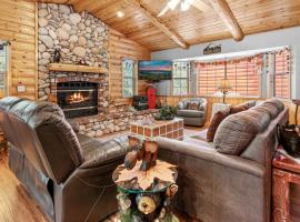 Oaktree House - Beautiful log style Moonridge home surrounded by pines and oak trees with Hot Tub!, golf hotel in Big Bear Lake