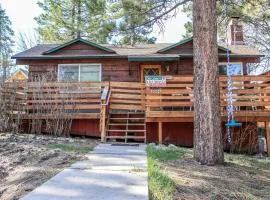 Mountain Memories - Greatly located in a quiet neighborhood! Beautiful porch and a fenced backyard!