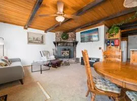 Lazy Bear Cabin -Beautiful mountaineer style cabin with wood ceilings and beamed accents