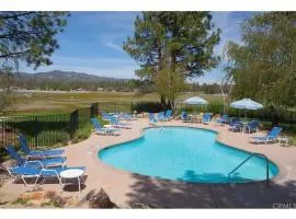 Junipine Lakefront Condo - Walking distance to the lake! Less than 2 miles from the slopes!
