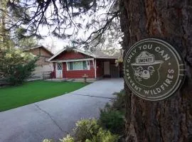 Cozy Red Cabin - Nestled in a cozy neighborhood, short walk to Sugarloaf Park! Hot Tub!
