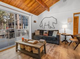 Dark Pine Retreat - Excellent setting compliments this charming Big Bear cabin!, ξενοδοχείο σε Big Bear City