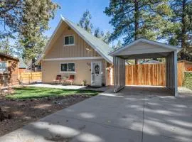 Maple Lane Lodge - Adorable chalet on a fully fenced lot with a hot tub and more!