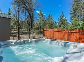 Little Brown Bear - Beautiful view, quiet area and an amazing hot tub!, hotel in Big Bear Lake