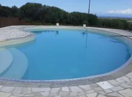 agriturismo gli olivastri, appartamento la rosa dei venti con piscina e solarium , vista mare ,climatizzatore ,wifi
