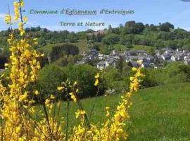 Appartement Dans un village en Auvergne sancy, lavprishotell i Égliseneuve-dʼEntraigues