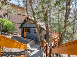 Forest Escape - Situated on the quiet side of the lake, nicely decorated contemporary cabin!, hotel di Fawnskin