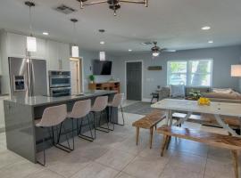 Salt Water Heated Pool Home with a Tiki Bar, a Garage Game Room and 4 Bikes, Hotel in Naples