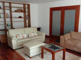 Moradia, 4 quartos, a 200 metros da praia, holiday home in Perafita