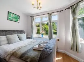 Lovely garden apartment in Wimbledon Town Centre with private parking by Wimbledon Holiday Lets