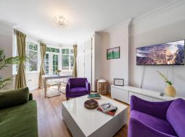 Lovely garden apartment in Wimbledon Town Centre with private parking by Wimbledon Holiday Lets, golfhotell i London