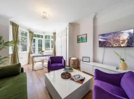 Wimbledon Town Centre Garden Apartment with private parking - Sleeps 5