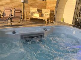 Paddock Pod - Sleeps 4 & Roofed Over Private Hot Tub, hotel with parking in Burnfoot