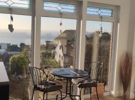 KINGHORN - Private room, ensuite & sunroom with Fab views, hotel i Kinghorn