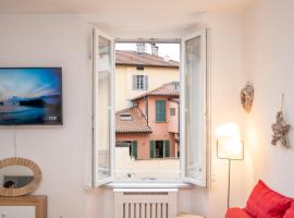 PortaTorre Suite, a Charming apartment in the Heart of Como, Free Private Parking, Air Conditioning & More!