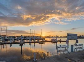 Marina getaway on the water!, hotel in Naples