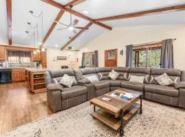 Moose Tracks Lodge - Forest and mountain views! Smart TV with streaming app and Game Room!