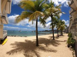 Appartement piscine et plage privée !: Marigot şehrinde bir kiralık tatil yeri