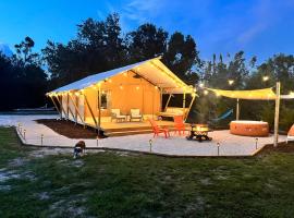 Tropical glamping with hot tub, glampingplads i Cleveland
